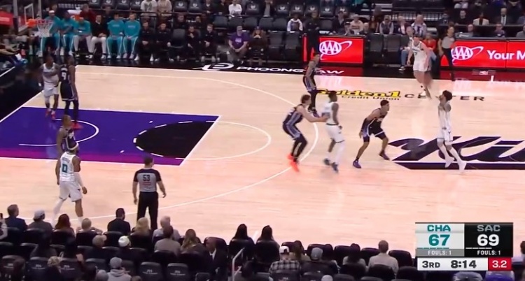 鲸鱼体育平台-手感来了怎么投都进！三球接锅三分 踩着logo直接压哨扔进！