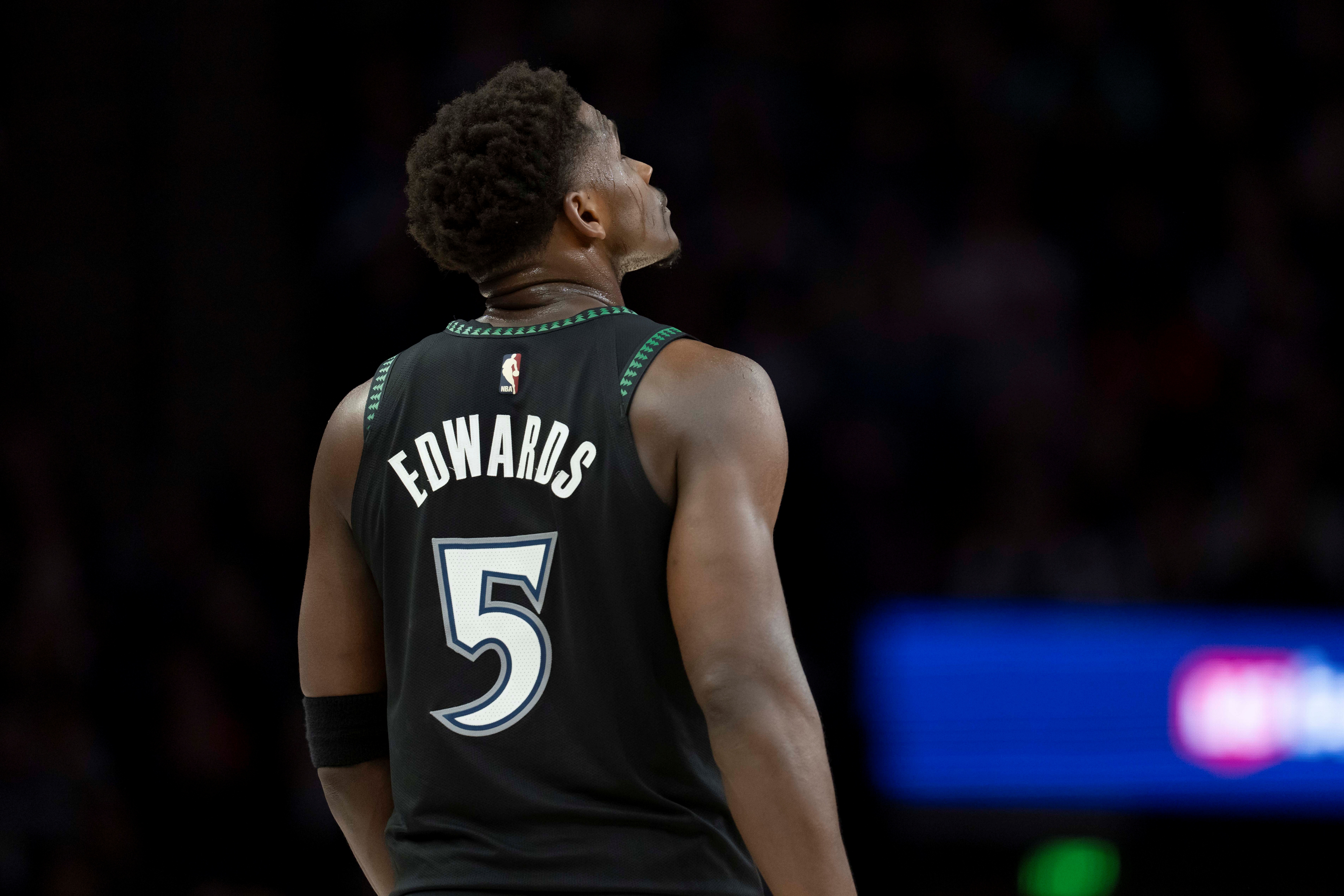 鲸鱼体育电脑版-持续低迷！爱德华兹跳起传球 戈贝尔没接好再度失误