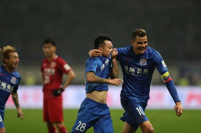 鲸鱼体育在线观看-吴曦加盟申花拥有三核中场 国足队长坐哪把交椅?